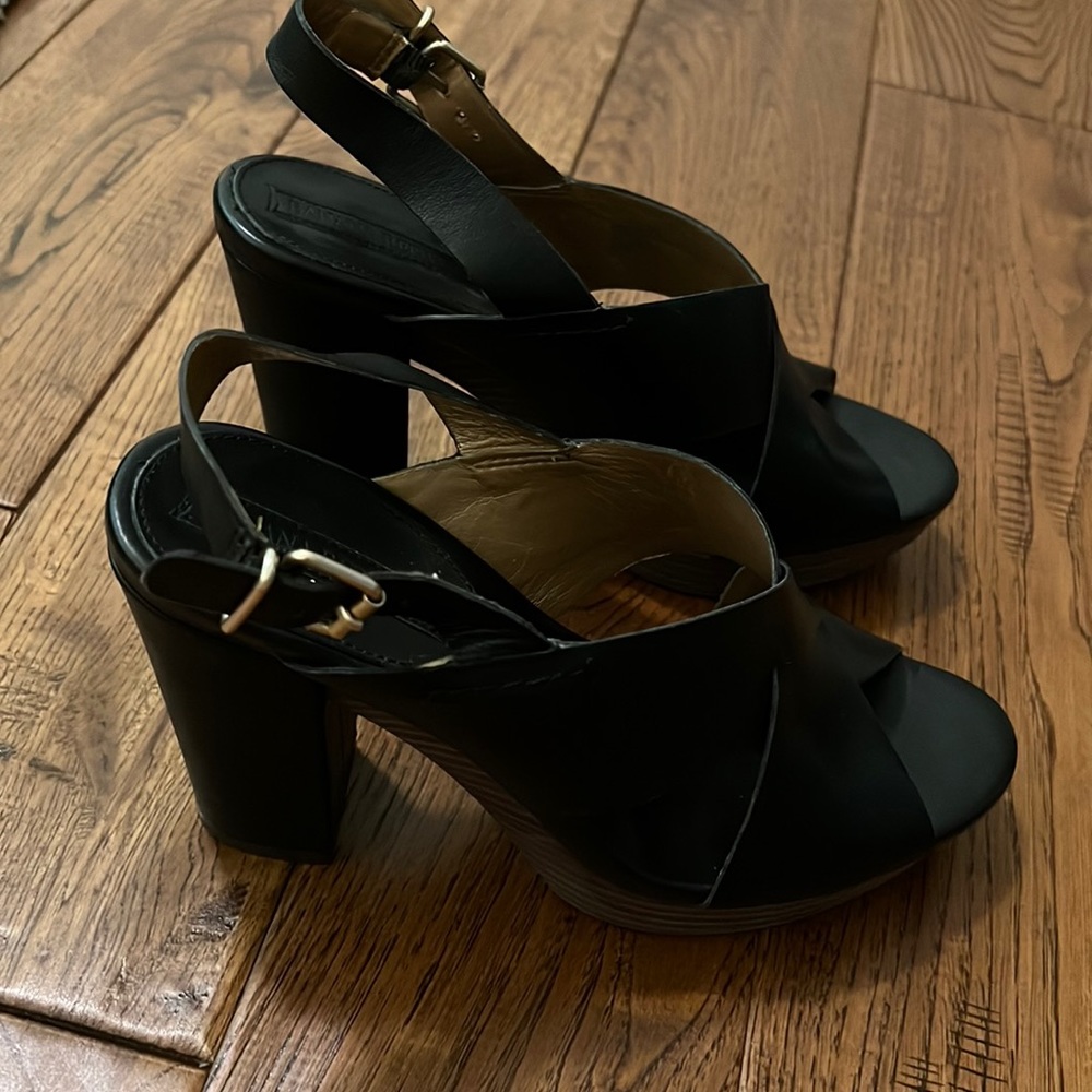 Banana Republic plataform. Black. Size 8.